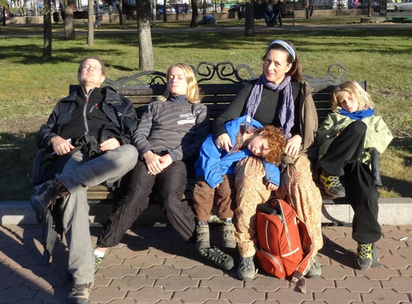 Nous 5 fatigués sur un banc à Irkutsk
